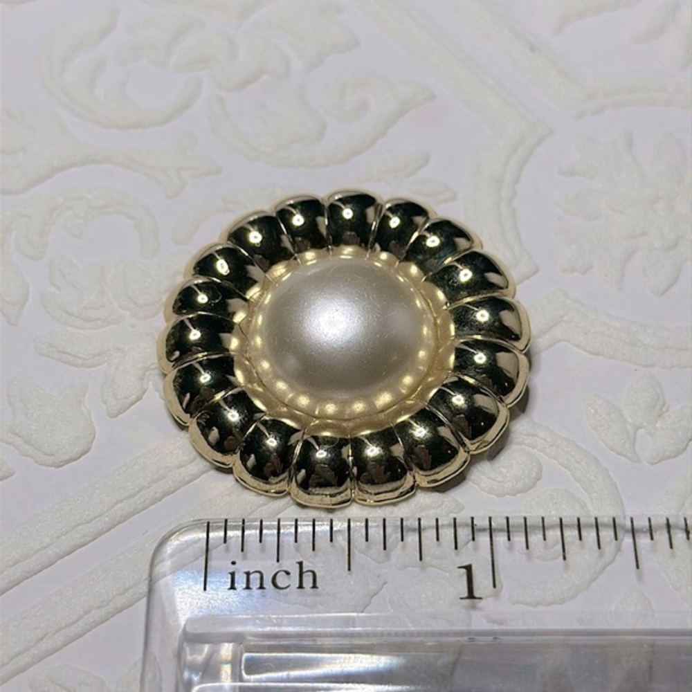 Vintage Scarf Clip | Dress Clip / Gold Tone w. faux Pearl Center in EUC